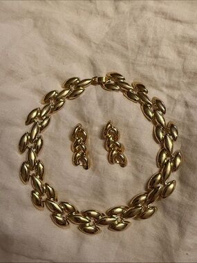 Gold Tone Leaf Collar and Earrings NWT